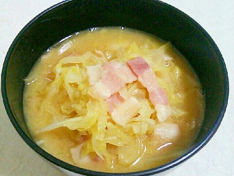 ベーコンと千切りキャベツの味噌スープ